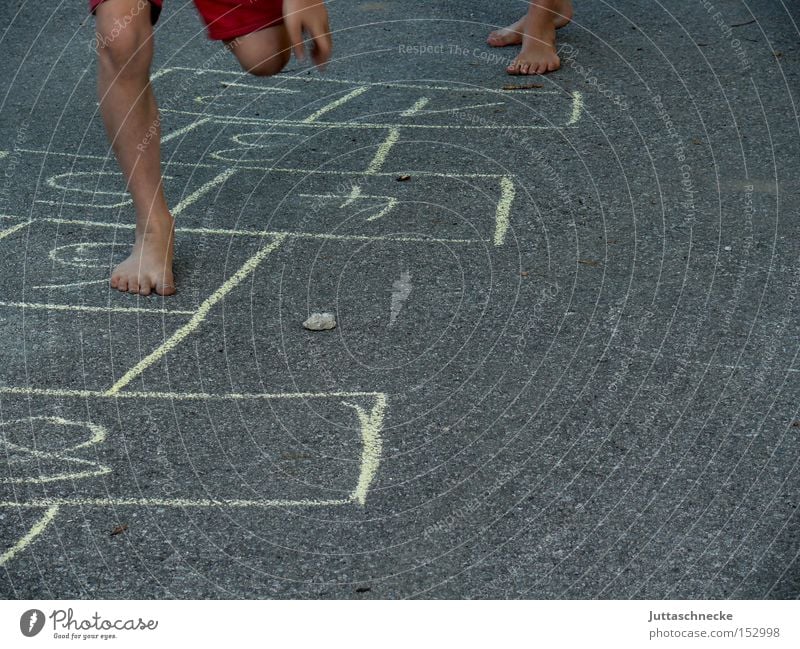 Auf dem Sprung... Kind Kinderspiel Beine springen hüpfen Asphalt Freude Spielen Tempelhüpfen Kästchen springen Juttaschnecke