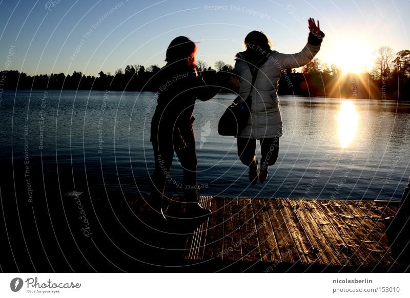 it's easier said than done Stockholm Winter Frau Sonne Meer Steg springen Fröhlichkeit Glück Brücke Freude Erfolg kalt cold sun sea fun happy happiness Schweden