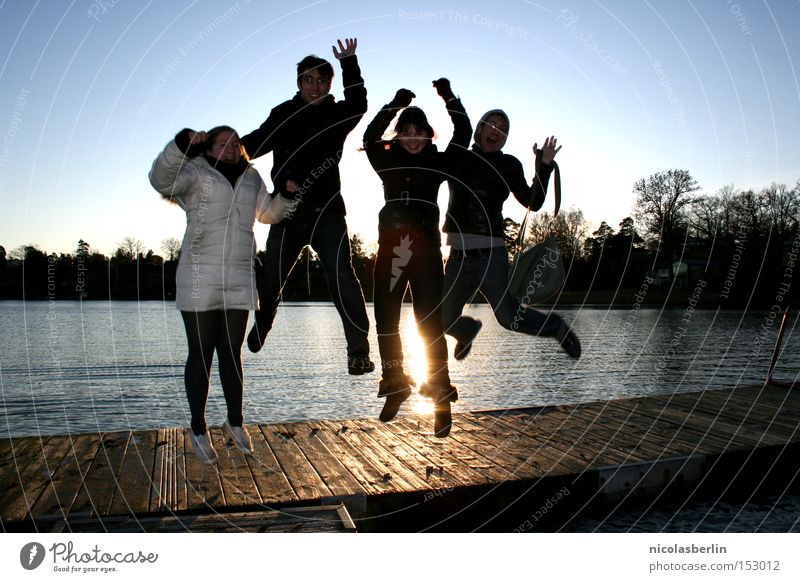 Heed my Words and Take Flight Freundschaft springen Meer Steg Sonne Winter kalt hoch Erfolg Gegenlicht Freude Wasser Stockholm Brücke sea cold fly fliegen