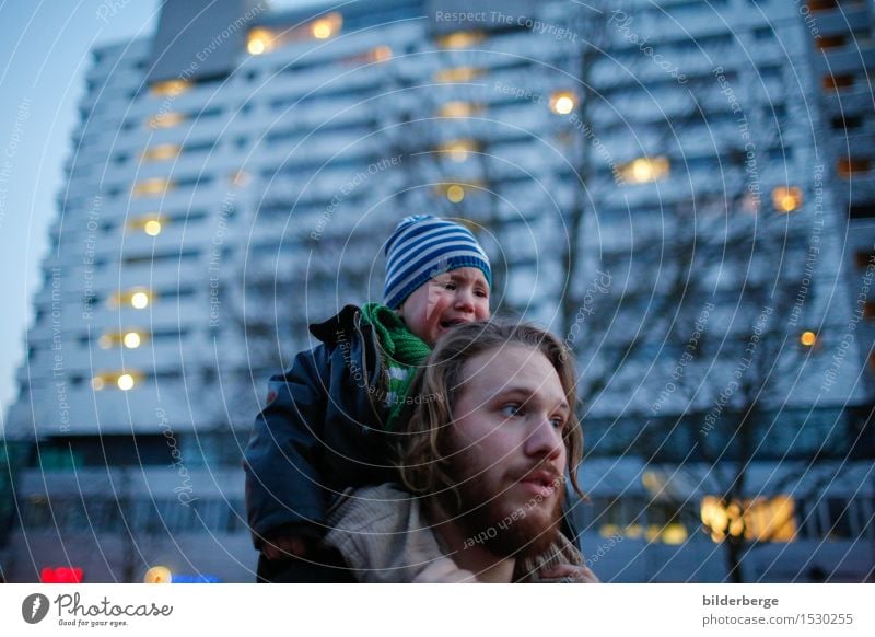 zu viel Lifestyle Ferien & Urlaub & Reisen Mensch Kleinkind Vater Erwachsene 2 Stadt Hauptstadt Hochhaus gehen bedrohlich Wut Gefühle Ärger Berlin Fotografie