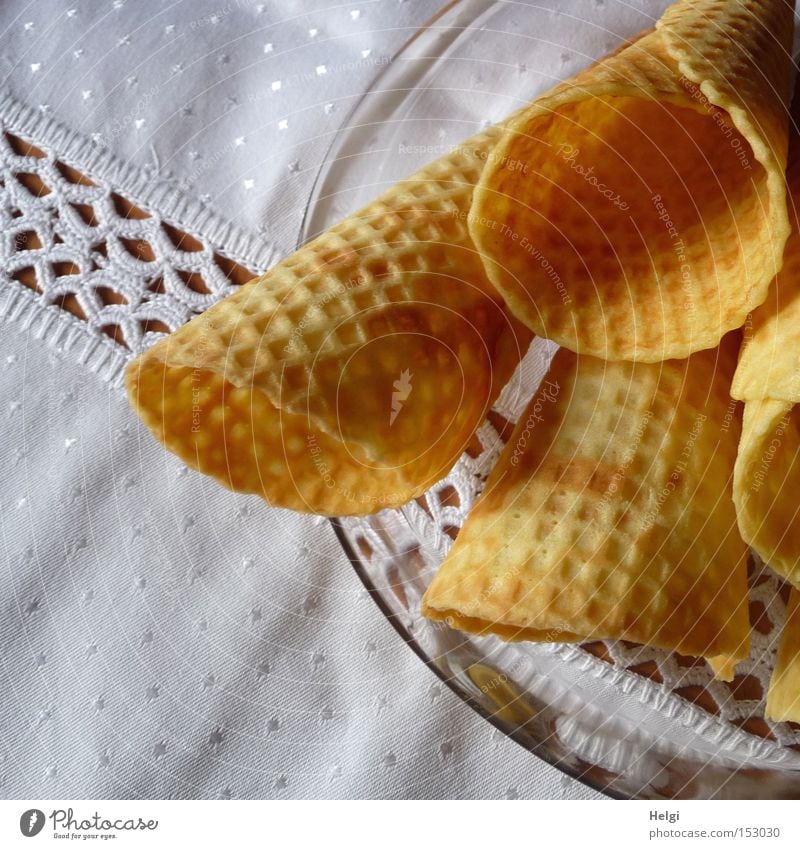 Neujahrshörnchen... Backwaren Waffel lecker Teller Glas Sonntag Nachmittag weiß goldgelb Kuchen Süßwaren Tischwäsche Detailaufnahme Essen zubereiten