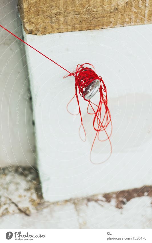 roter faden Hausbau Baustelle Mauer Wand Nähgarn Schnur Haken bauen Farbfoto Außenaufnahme Menschenleer Tag Schwache Tiefenschärfe