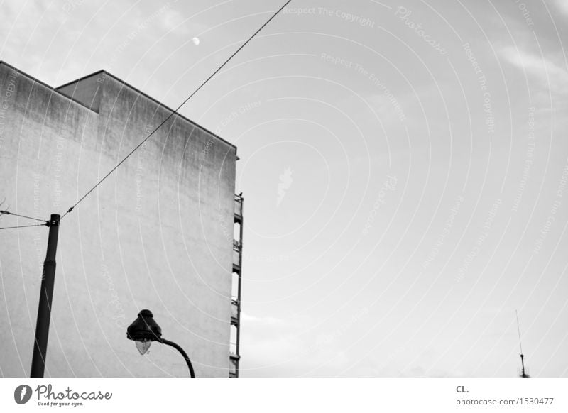 mond Himmel Stadt Haus Mauer Wand Balkon Laterne Straßenbeleuchtung Antenne Schwarzweißfoto Außenaufnahme Menschenleer Textfreiraum rechts Textfreiraum oben