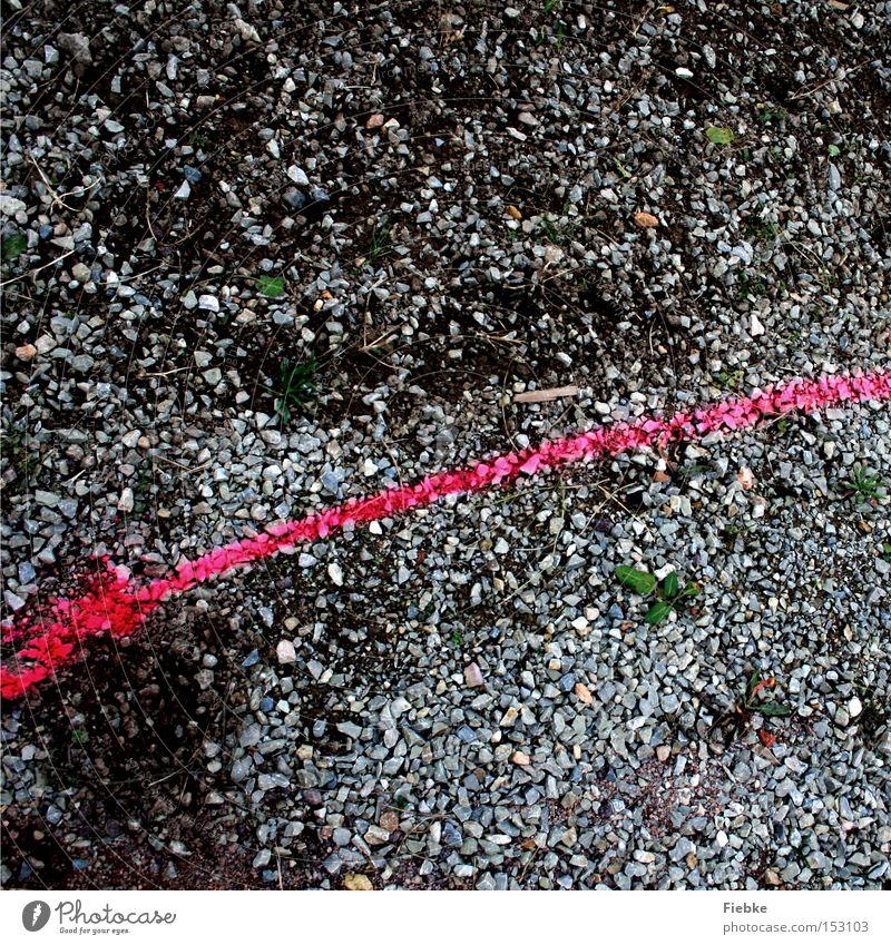 Schlussstrich Grenze Linie Kies Bodenbelag Stein Baustelle rücksichtslos Ende Verbote rosa Trennung Wut Ärger