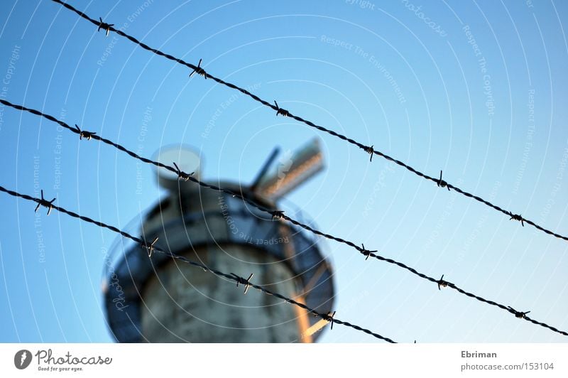 Sperrgebiet Stacheldraht Zaun Stacheldrahtzaun geschlossen Radarstation Turm Überwachung Sender Funken Beton Grenze Gipfel Kommunizieren Elektrisches Gerät