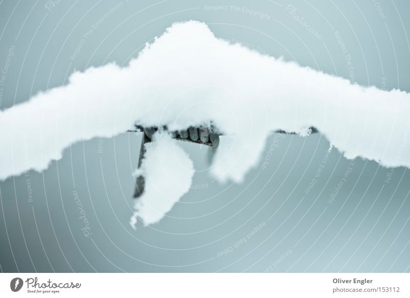 Verborgen im Schnee Zaun Stacheldraht stachelig kalt bedeckt geheimnisvoll verborgen Unschärfe Winter