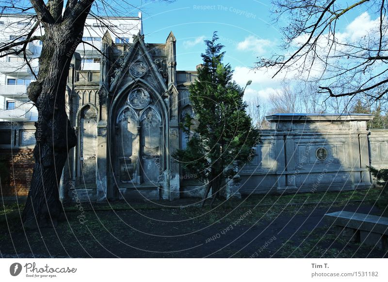 Friedhof Berlin Prenzlauer Berg Stadt Hauptstadt Stadtzentrum Menschenleer Kirche Architektur Senior Grabmal Baum Farbfoto Außenaufnahme Textfreiraum unten Tag