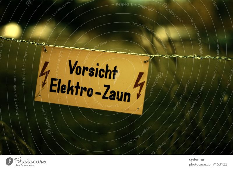 Unter Strom Schilder & Markierungen Symbole & Metaphern Zeichen Hinweisschild Warnhinweis Leitsystem Verständnis Interpretation Kommunizieren Blick Zaun