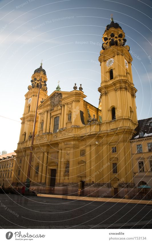 Theatinerkirche München Religion & Glaube Kirche Katholizismus Langzeitbelichtung Uhr Turm gelb Platz Spätbarock Feldherrenhalle Gotteshäuser Religion u. Glaube