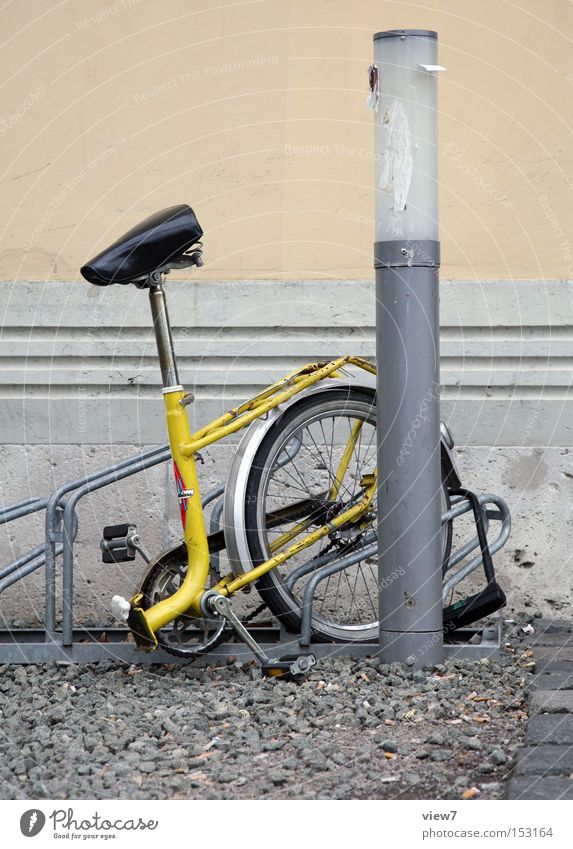 Hier! Fahrrad entwenden Dieb Schloss Hinterteil Vorderseite Wege & Pfade verloren Klapprad Lampe Stadt sinnlos Freude Sicherheit Verkehr Shit