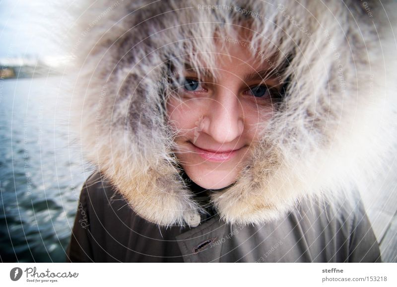 Käpt'n Iglu Inuit Afro-Look Frau Kapuze Spree See Flussufer Winter Fell Blick kalt lachen fellmütze