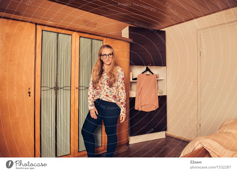 Back to the 70s Lifestyle elegant Stil schön Junge Frau Jugendliche 18-30 Jahre Erwachsene Haus Einfamilienhaus Traumhaus Mode Hose Bluse Brille blond