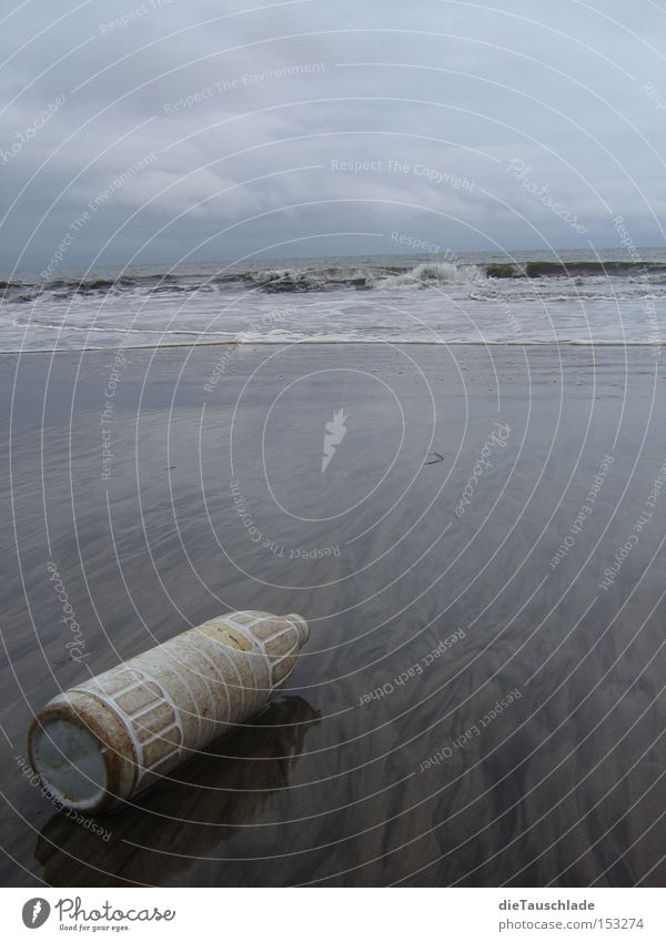 leer... Atlantik Fundstück Flasche Kunststoff Meer Reflexion & Spiegelung Strand dunkel grau blau Küste Afrika kamerun