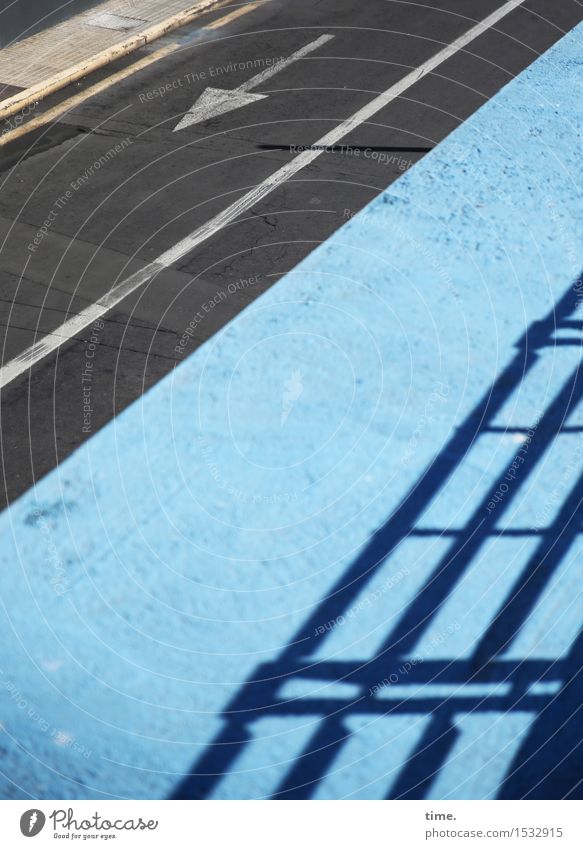 ///= Verkehr Verkehrswege Straße Verkehrszeichen Verkehrsschild Teer Asphalt Einbahnstraße Brückengeländer Fußweg Schilder & Markierungen Linie Pfeil Stadt