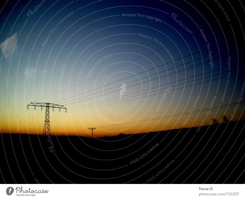 When the sun goes down Sonnenuntergang Feld Stimmung Reflexion & Spiegelung ruhig Farbe hell dunkel orange rot gelb blau Elektrizität Strommast Telefonmast