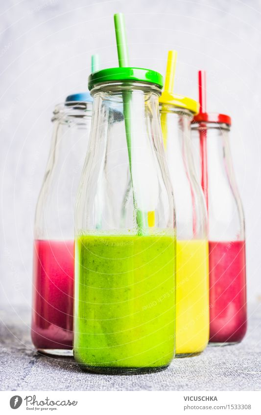 Smoothie in Flaschen mit Strohhalmen Gemüse Frucht Frühstück Bioprodukte Vegetarische Ernährung Diät Getränk Erfrischungsgetränk Limonade Saft Lifestyle Stil