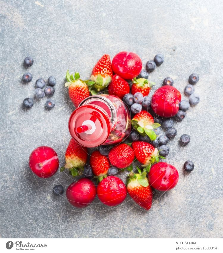 Red Smoothie Flasche mit Strohhalm und Beeren Lebensmittel Frucht Dessert Frühstück Bioprodukte Vegetarische Ernährung Diät Getränk Erfrischungsgetränk Limonade