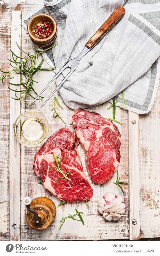 Filetsteaks mit Zutaten Lebensmittel Fleisch Kräuter & Gewürze Öl Ernährung Mittagessen Abendessen Festessen Picknick Bioprodukte Schalen & Schüsseln Gabel Stil