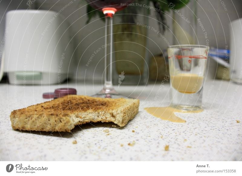 Dinner for one Likör Toaster Küche Krümel Vase Toastbrot Glas Gully