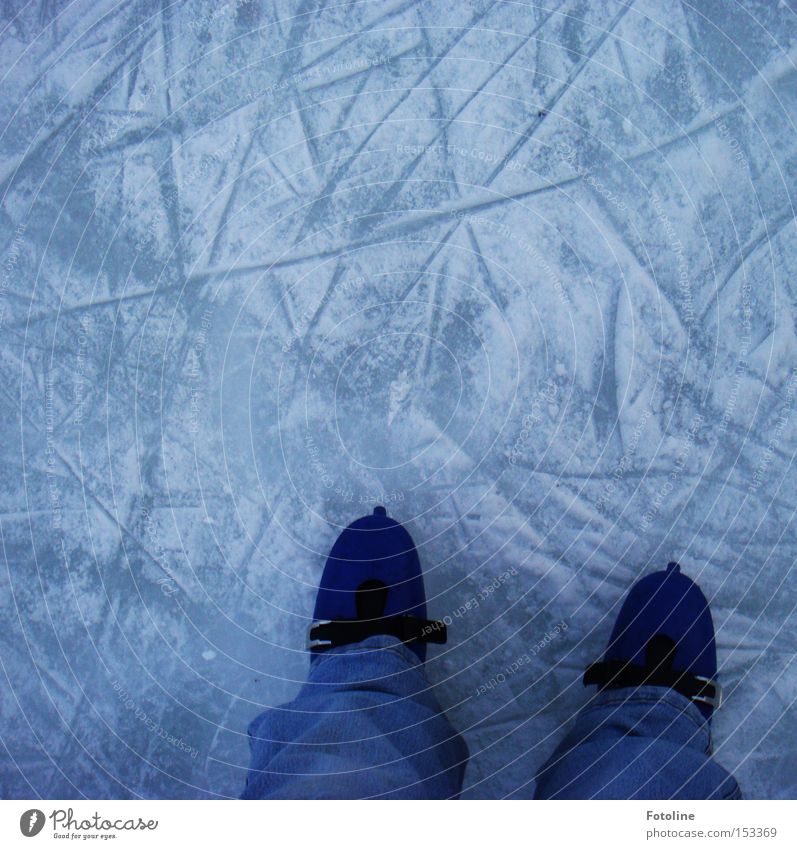 Wintervergnügen II Eis Schlittschuhe Eisfläche laufen Laufsport Läufer Spuren Schnee kalt Frost Wintersport Freude Sport Spielen