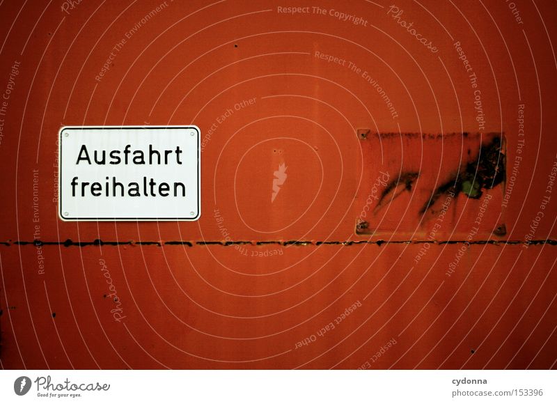 Ausfahrt freihalten I Schilder & Markierungen Zweck Funktion Gegenteil Kommunizieren Detailaufnahme Hinweisschild Warnhinweis Schriftzeichen Zeichen Wand fehlen