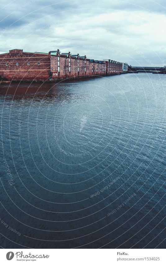 HH16.1 | Lagerhaus G Wasser Wolken schlechtes Wetter Wellen Küste Flussufer Elbe Hamburg Stadt Hafenstadt Menschenleer Haus Industrieanlage Fabrik Bauwerk