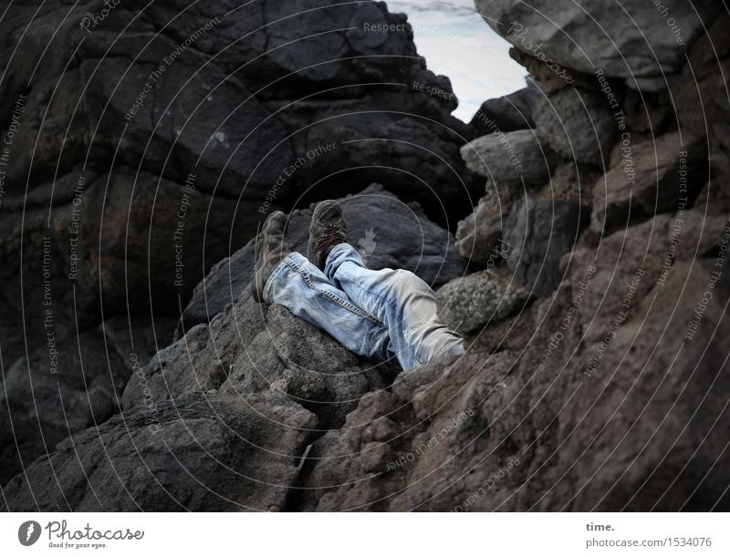 Schaltbubu | Sonderurlaub maskulin Mann Erwachsene Beine Fuß 1 Mensch Umwelt Natur Landschaft Felsen Berge u. Gebirge Küste Jeanshose Schuhe Stein genießen