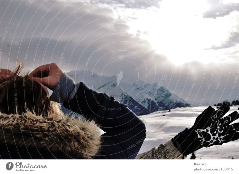 take a break in mountain. Handschuhe Pause Sonne Himmel Jacke Fell Wintersport Alpen Schnee