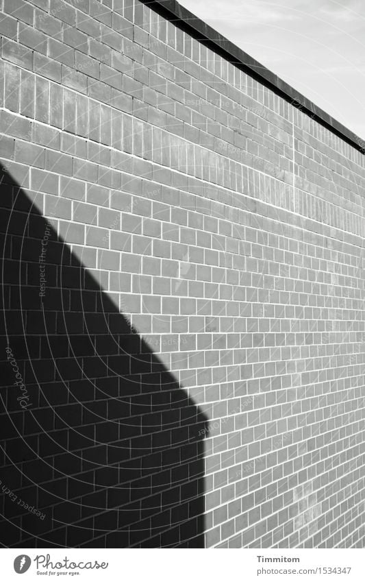 Oh stolze Burg. Himmel Mauer Wand Dach einfach grau schwarz deutlich unpersönlich Sachlichkeit Schatten Fluchtlinie Schwarzweißfoto Backsteinwand Außenaufnahme