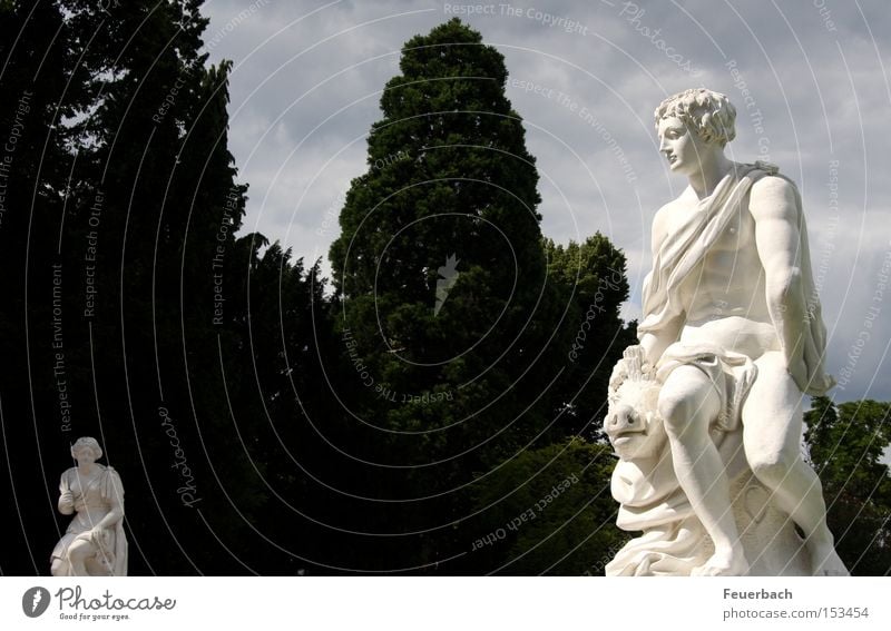 Paar auf Distanz Farbfoto Außenaufnahme Licht Schatten Kontrast Blick Garten 2 Mensch Kunst Skulptur Kultur Himmel Wolken Sonne Schönes Wetter Baum Park