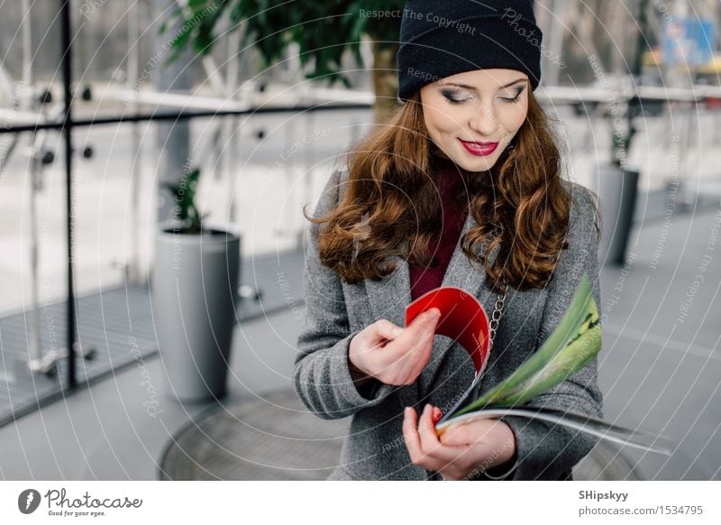 Junge Frau, die im Büro buinding sitzt Lifestyle schön Gesicht lesen Schreibtisch Arbeit & Erwerbstätigkeit Beruf Kapitalwirtschaft Business Karriere Mensch