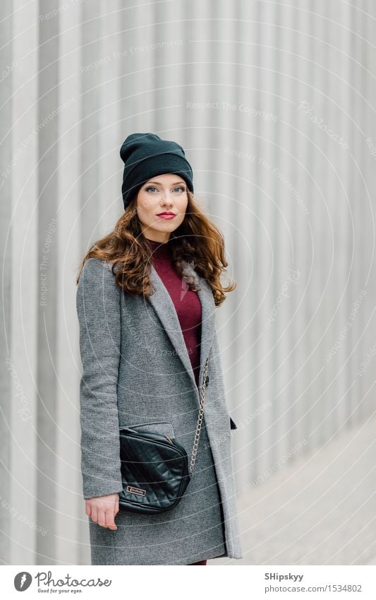 Frau, die auf der Straße steht Lifestyle elegant Stil schön Gesicht Schminke Mensch Mädchen Erwachsene Herbst Kleinstadt Stadt Mode Bekleidung Mantel brünett