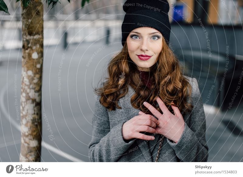 Frau, die auf der Straße steht Lifestyle elegant Stil schön Gesicht Schminke Mensch Mädchen Erwachsene Herbst Kleinstadt Stadt Mode Bekleidung Mantel brünett