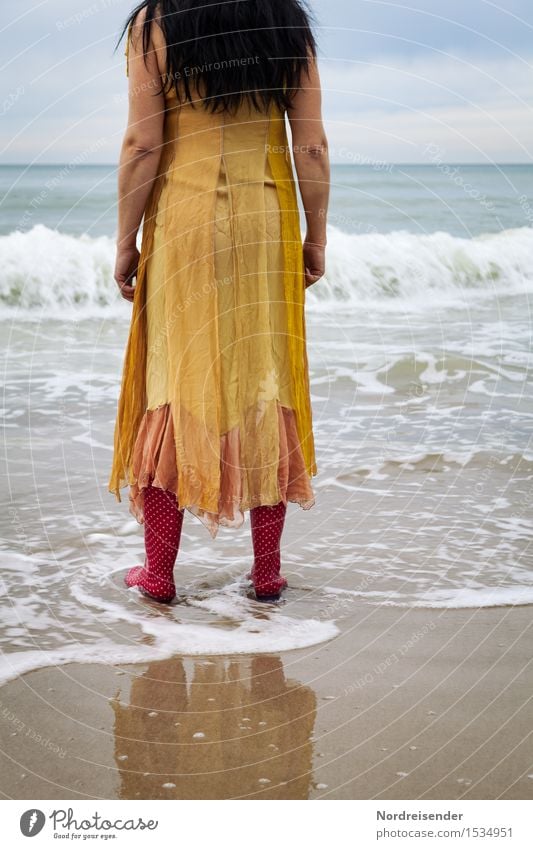 Sehnsucht Stil harmonisch Sinnesorgane Erholung ruhig Meditation Ferne Meer Mensch Frau Erwachsene Urelemente Wasser Wellen Strand Nordsee Kleid Gummistiefel