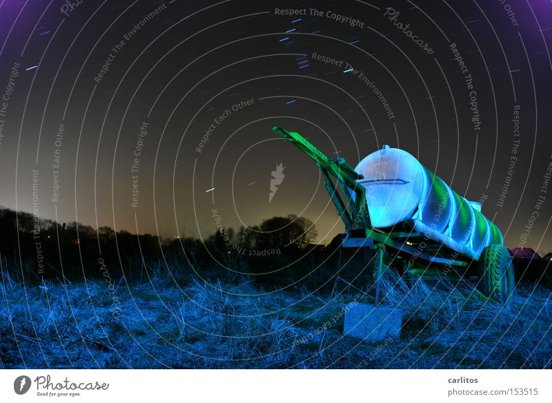 Ein Kessel Buntes Nacht dunkel Licht grün blau Langzeitbelichtung Landwirtschaft Farbe Lichtmalerei Stern (Symbol) Bauerndisko Gefolgsleute legales Graffiti
