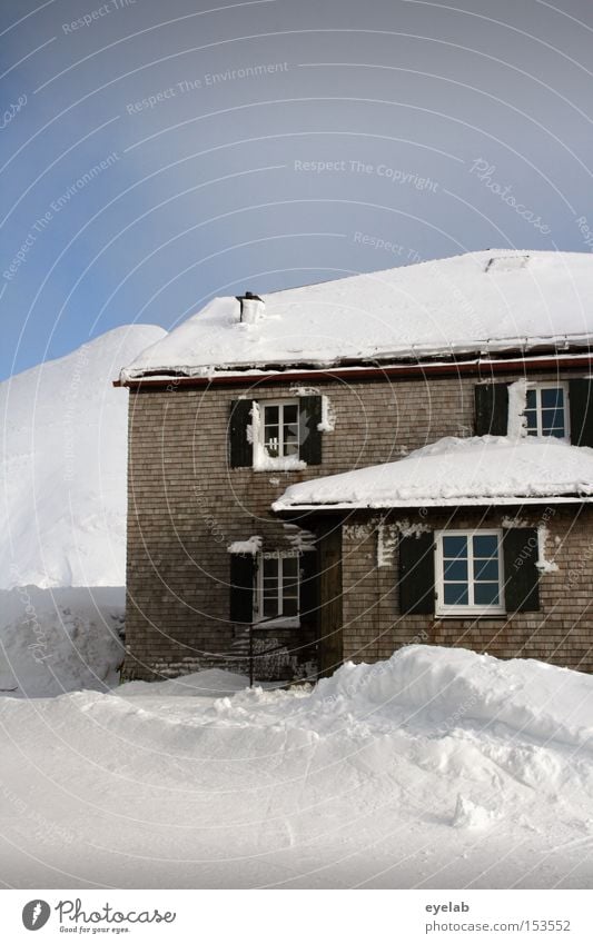 Kein Kamin ? - Keine Geschenke ! Haus Himmel Winter Dach Fenster Berge u. Gebirge Allgäu Häusliches Leben Schnee Gebäude Fensterladen kalt Fensterkreuz