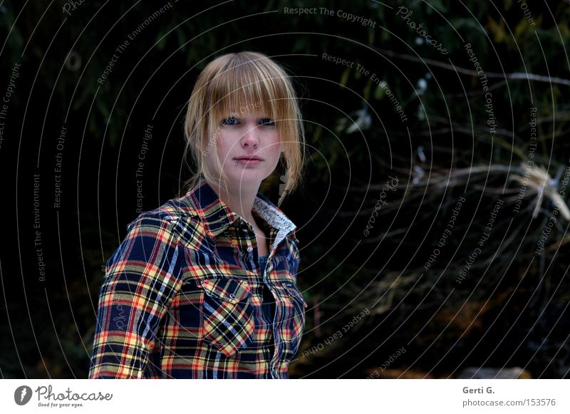 soll ichs wirklich machen, oder lass ich's lieber sein? Frau schön zielstrebig Hemd dunkel kariert Haare & Frisuren Zopf Baum Arbeit & Erwerbstätigkeit Kraft