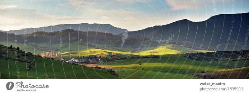 Frühling in der Slowakei. April sonnige Hügel. Landschaftspanorama Ferien & Urlaub & Reisen Tourismus Berge u. Gebirge Haus Natur Himmel Wolken Sonnenaufgang