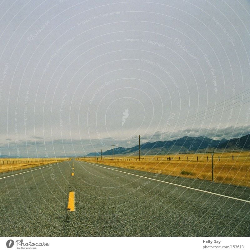 Montana Roads Straße Autobahn Landschaft fahren Elektrizität Wolken Berge u. Gebirge Freiheit Ferne Unendlichkeit planlos Amerika Wege & Pfade Verkehrswege USA