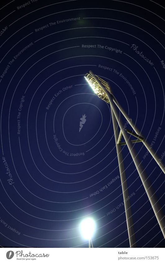 Es werde Licht... Stadion Beleuchtung Lampe Nacht dunkel hell Himmel Scheinwerfer Flutlicht Freude Spielen