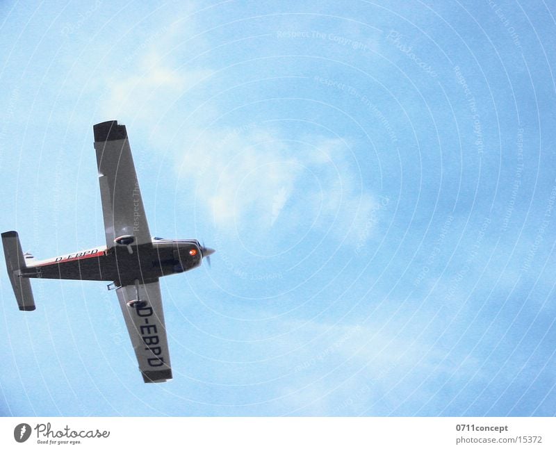 Tiefflug Flugzeug Gleitflug Luftverkehr Himmel Flugzeuglandung Beginn