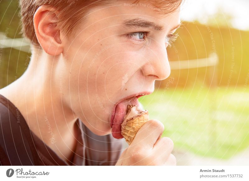 Eisessen Dessert Speiseeis Süßwaren Essen Lifestyle Freude Freizeit & Hobby Mensch maskulin Junger Mann Jugendliche Gesicht Hand 1 13-18 Jahre authentisch