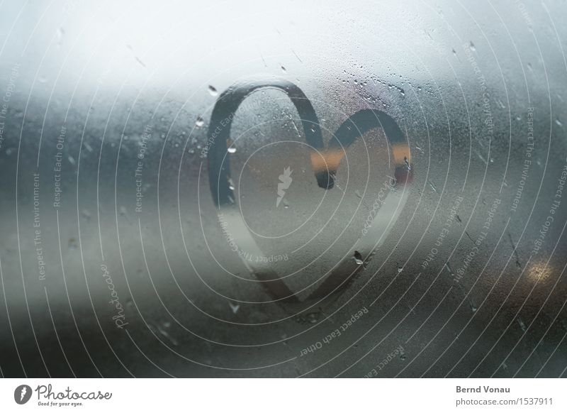 beschlagseitig Autofahren nass grau Herz Symbole & Metaphern Fingerfarbe malen beschlagen Glas Autofenster Verliebtheit rund Tropfen Regen kalt Kondenswasser