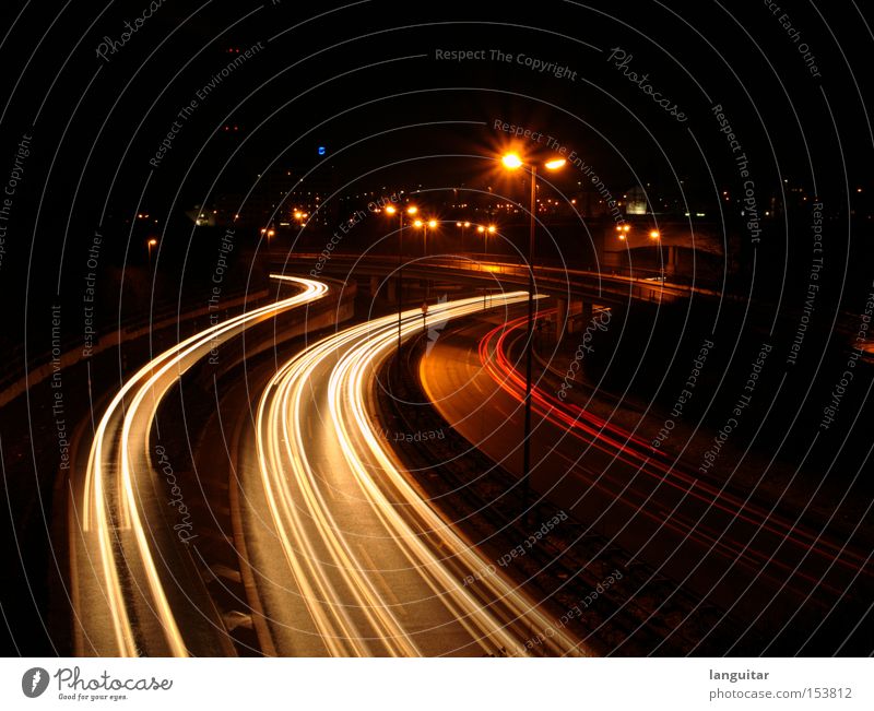 Trails of Light Brücke Verkehr Straße Autobahn Fahrzeug PKW dunkel rot Bremslicht Kurve KFZ frontscheinwerfer Nacht Licht Langzeitbelichtung