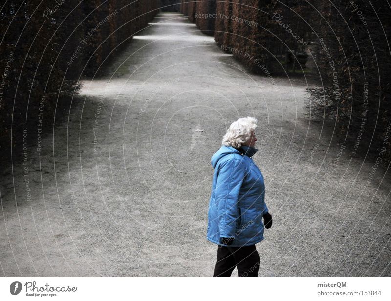 Das etwas andere Bild. Ruhestand Labyrinth Ausweg Senior Altersversorgung Winter Spaziergang blau Anorak Zukunft Perspektive Richtung Suche Park Konzentration