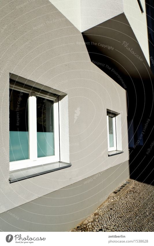 Fenster Berlin Hauptstadt Haus Mehrfamilienhaus Stadthaus Licht Schatten Häusliches Leben Wohngebiet Wohnhaus Erker Textfreiraum Menschenleer Bürgersteig Fußweg