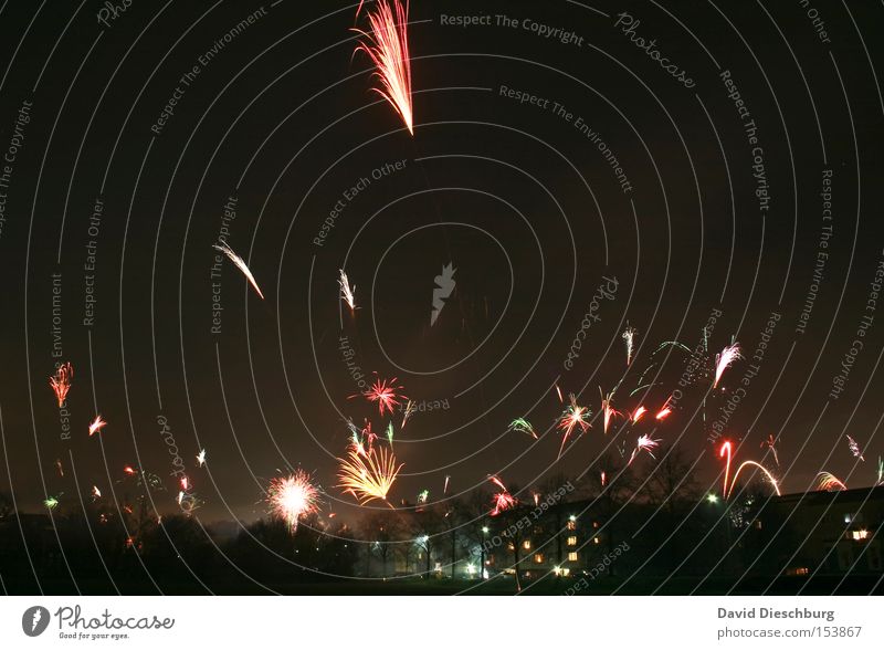 Geld verpuffen lassen Silvester u. Neujahr Feuerwerk Stadt Licht Haus Himmel mehrfarbig Langzeitbelichtung Winter