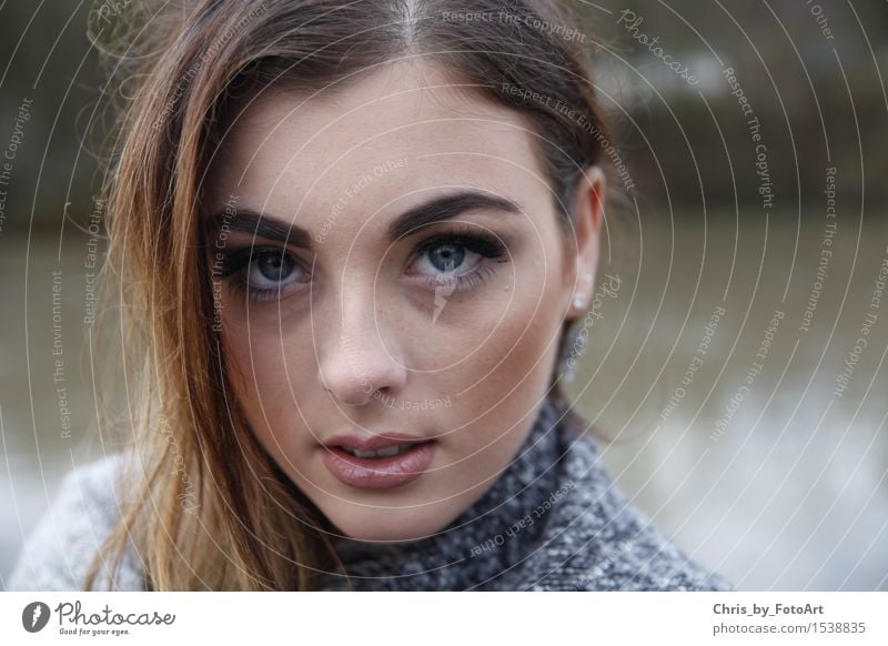 chris_by_fotoart feminin Junge Frau Jugendliche Erwachsene 1 Mensch 13-18 Jahre Park Fluss Landkreis Esslingen Schal brünett langhaarig Blick außergewöhnlich