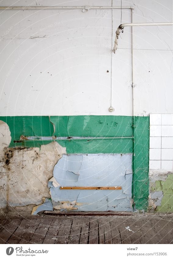 Dusche Dusche (Installation) Waschzuber Bad Sauberkeit Vorhang Stab alt kaputt vergessen Putz Fliesen u. Kacheln Flur Holzfußboden Detailaufnahme verfallen