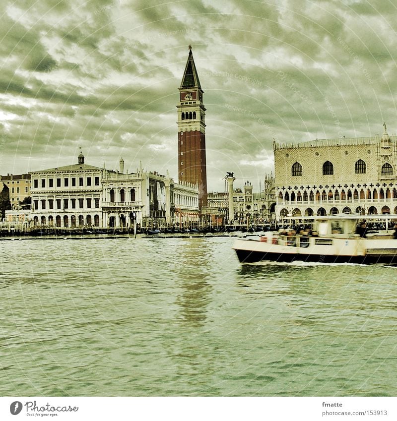 Venedig Markusplatz Lagune Italien Ferien & Urlaub & Reisen Dogenpalast Wolken historisch Fähre Berühmte Bauten Bekanntheit Turmspitze Historische Bauten